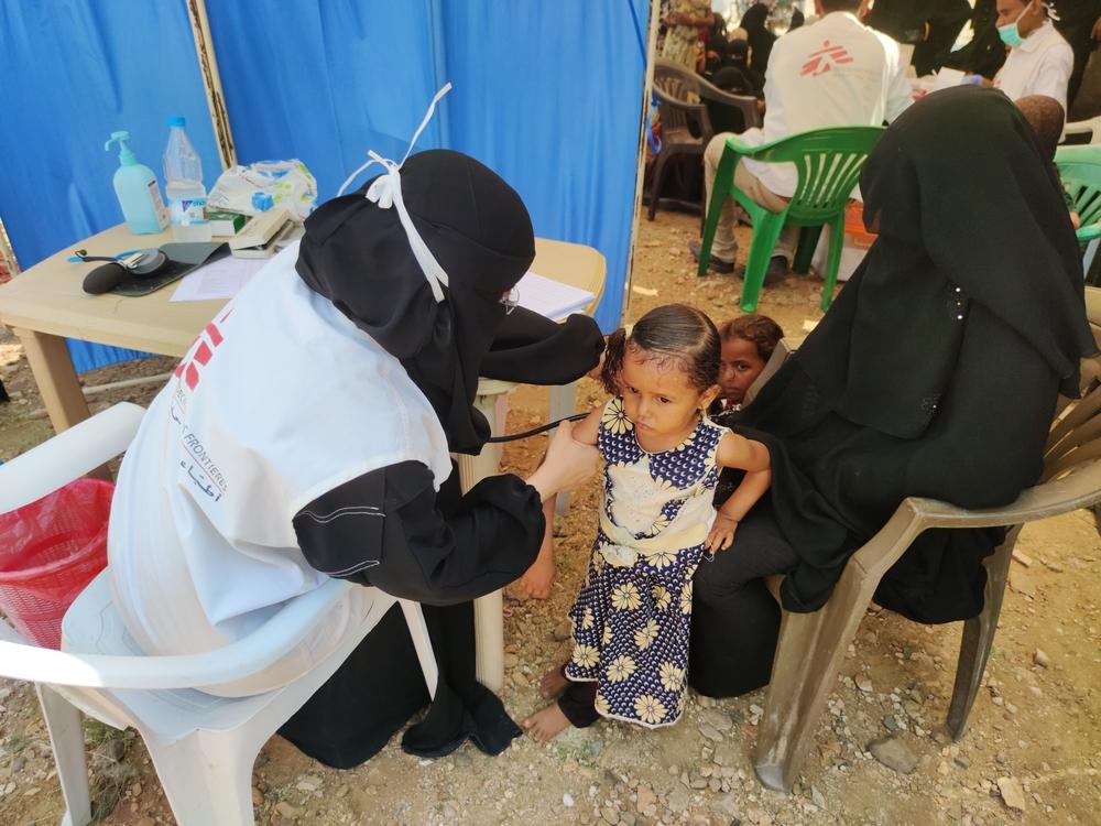 An MSF doctor examines a child during a mobile clinic for displaced people in Khudaish camp, Abs, Yemen