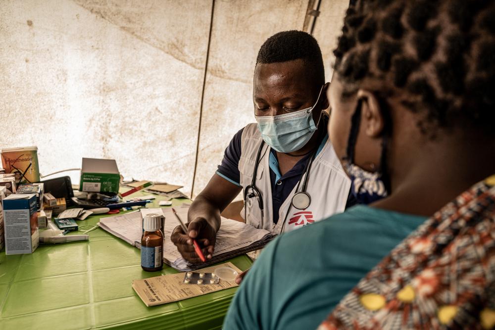 Physician Nazario Jaime i consultation with a patient living in the Nicuapa site in Cabo Delgado province, Mozambique.  © Tadeu Andre/MSF