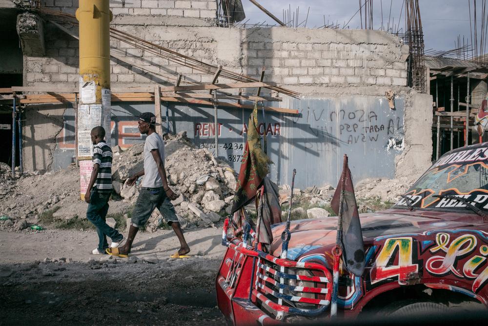 Outside in the streets of Port-au-Prince on the way to the Doctors Without Borders Tabarre hospital, the roads are full of colorful “tap-tap” – the collective taxis used in Haiti. © Guillaume Binet/MYOP