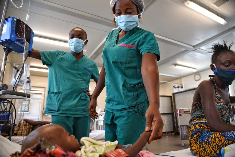 Doctors Without Borders nurse Ruth Gbassa checks on a baby in the intensive care unit at Hangha hospital in Kenema, Sierra Leone.   © Mohammed Sanabani/MSF