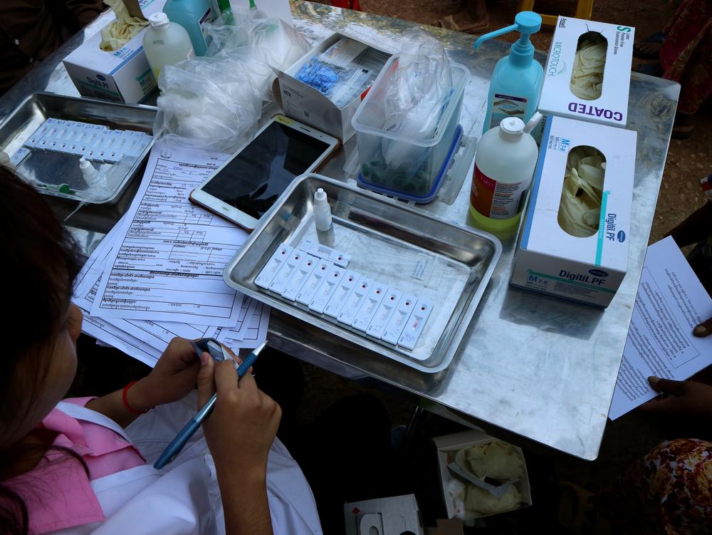 It takes 20 minutes to get the result of a blood test for Hepatitis C. © Simon Ming/MSF