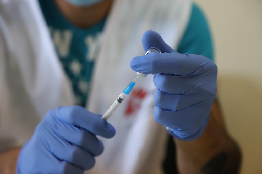 A member of MSF’s mobile vaccination team prepares a dose of COVID-19 vaccine at a nursing home in Shayle, Lebanon. © Tracy Makhlouf/MSF 