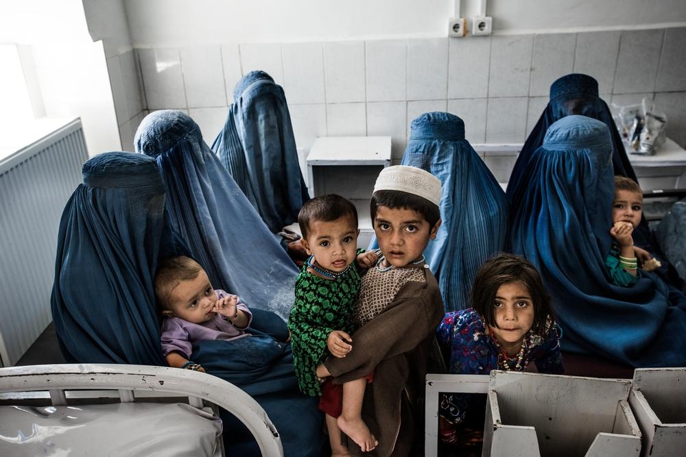Women and children gather in the female inpatient ward in Boost hospital, Lashkar Gah, Helmand. 2016. Ⓒ Kadir Van Lohuizen/Noor 