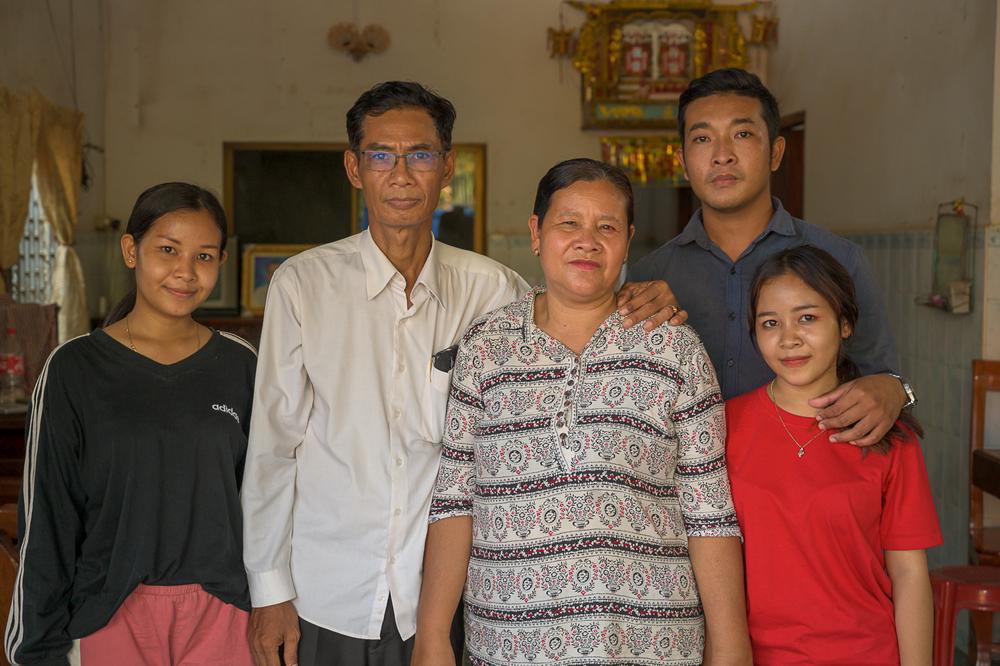 Yoeuth and Chamroeun with their family © MSF/ Rafael Winer