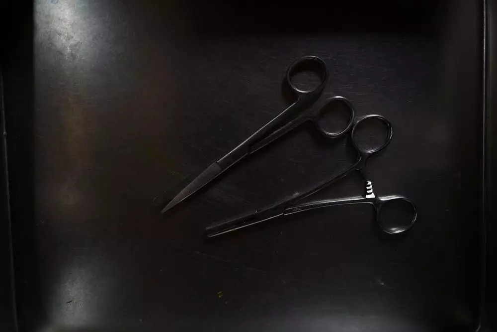 The only tools that the Nzacko nurse has to assist deliveries at the Nzacko health center. Sylvie Grengbo, the local midwife, says that during the last conflict, the center was looted. The market was also empty, so there was no soap left. She sanitized her tools with lemon so she could treat patients. Central African Republic, July 2021 © MSF