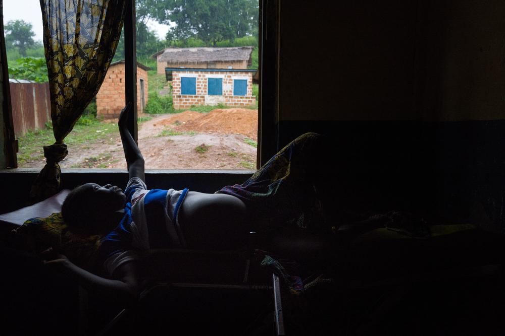 Octavie Braza, 33, waits in the delivery room of the Nzacko health center to give birth to her seventh child. The contractions have already started, but she feels very weak. Central African Republic, July, 2021 © MSF