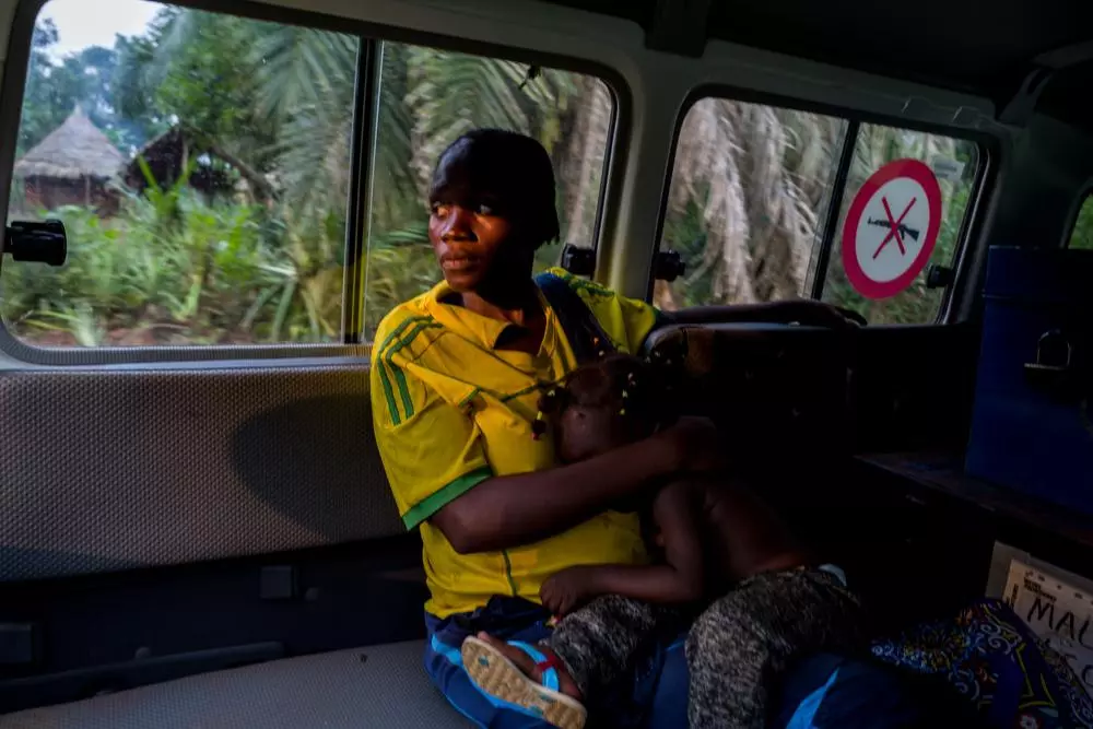 Veronique Napese is being referred from Nzacko to the hospital of Bangassou, supported by Doctors Without Borders. She is in her seventh month of pregnancy and has an intense pain in the lower back. Her youngest daughter is accompanying her. Central African Republic, July 2021 © MSF