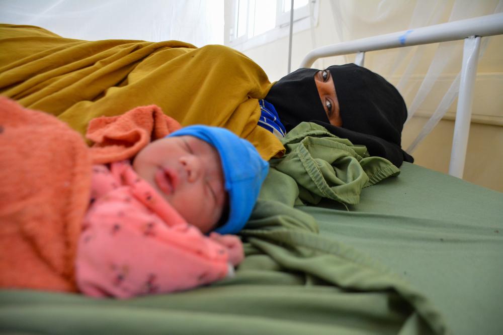 Zaima Hussain is with her newborn baby Aiesha in the post-operative ward of the Al-Qanawis mother and child hospital supported by MSF in Hodeidah, Yemen. 2021