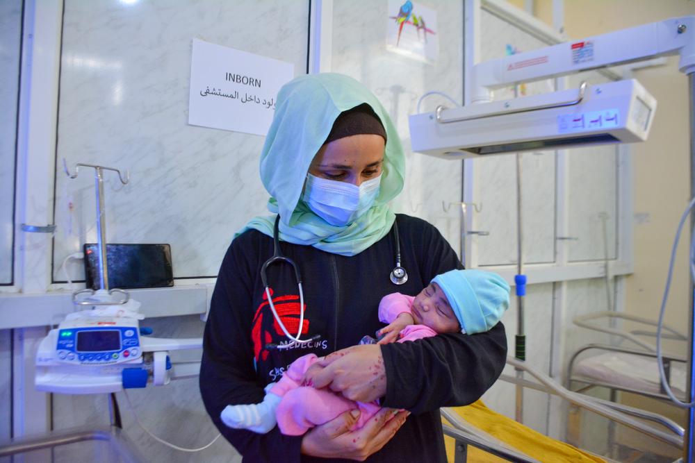 MSF pediatrician Monica Costeira holding a baby at the neonate unit of the Al-Qanawis mother and child hospital in Hodeidah, Yemen. 
