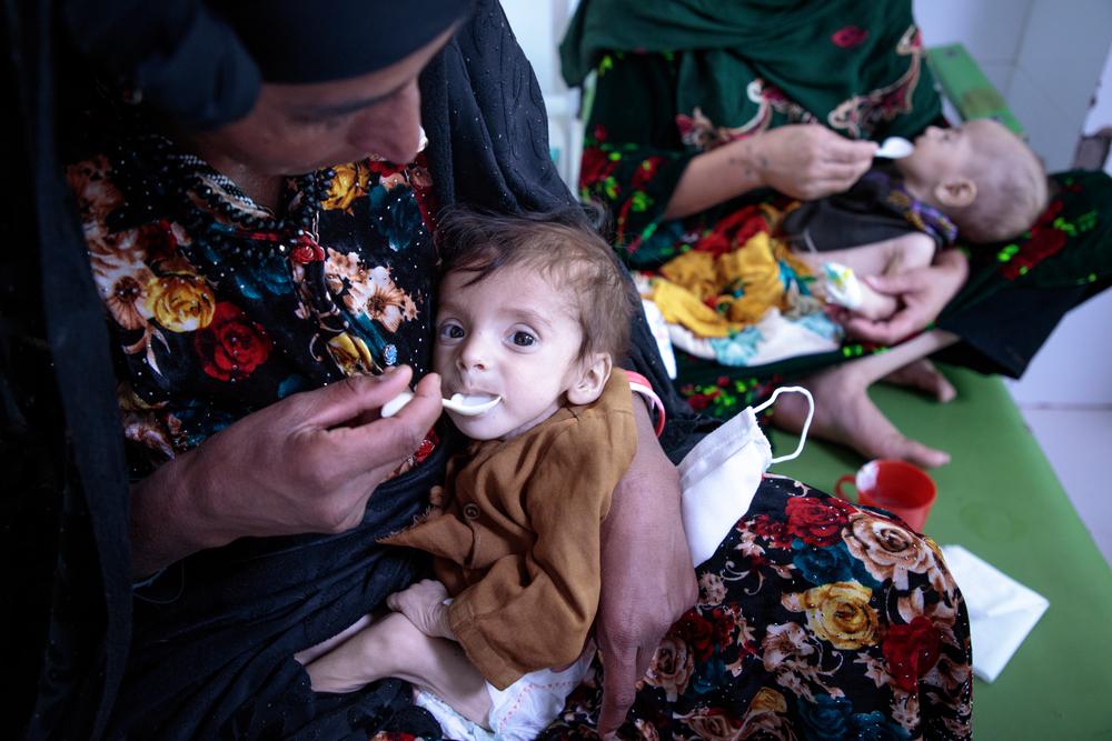 Mothers feeding their child in the rooms of MSF’s Inpatient Therapeutic Feeding Centre (ITFC) at Herat Regional Hospital.