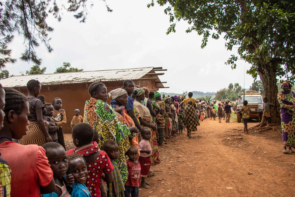 The queue at the Tse Lowi internal dispaced persons (IDP) site before the Doctors Without Borders distribution. Families with children under five years old, the most vulnerable to malaria, received a mosquito net. The teams also took advantage of the distribution to monitor the state of malnutrition of children at the site.