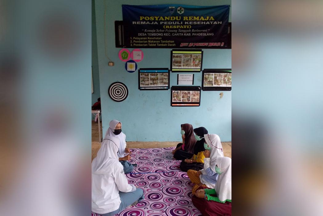 Para remaja yang lebih tua adalah kader kesehatan posyandu remaja Desa Tembong, Kecamatan Carita, Kabupaten Pandeglang, di Banten. Para remaja yang berkunjung ke pojok tersebut akan mendapatkan beberapa penyuluhan kesehatan dari para kader. 