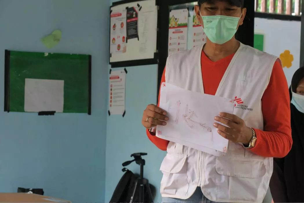 Ahmad Suryadi, salah satu tim Promosi Kesehatan MSF, sedang mengumpulkan karya kaligrafi anak-anak pojok remaja. Tim MSF mendampingi dan memantau pelaksanaan posyandu remaja dan posyandu remaja di kedua desa percontohan, Tembong dan Teluk.