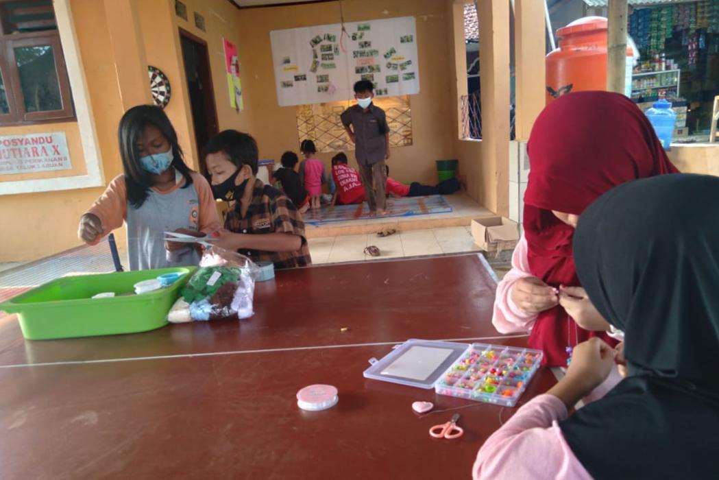 Inilah salah satu rutinitas harian kegiatan Pojok Remaja di Posyandu di Desa Tembong, Kecamatan Carita, Kabupaten Pandeglang, Banten, Indonesia. Anak-anak remaja di desa-desa ini dapat menghabiskan sore mereka dengan melakukan kegiatan yang menyenangkan, interaktif, dan edukatif dengan kader kesehatan dan tim MSF.
