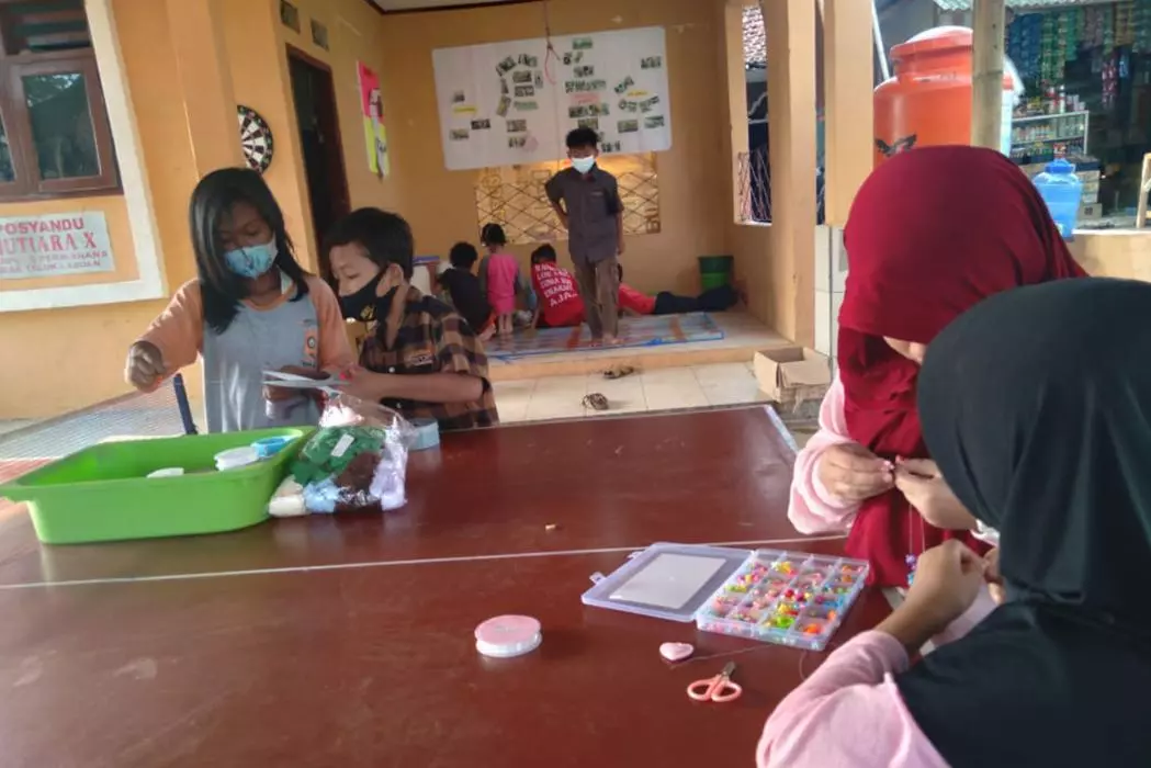 Inilah salah satu rutinitas harian kegiatan Pojok Remaja di Posyandu di Desa Tembong, Kecamatan Carita, Kabupaten Pandeglang, Banten, Indonesia. Anak-anak remaja di desa-desa ini dapat menghabiskan sore mereka dengan melakukan kegiatan yang menyenangkan, interaktif, dan edukatif dengan kader kesehatan dan tim MSF.