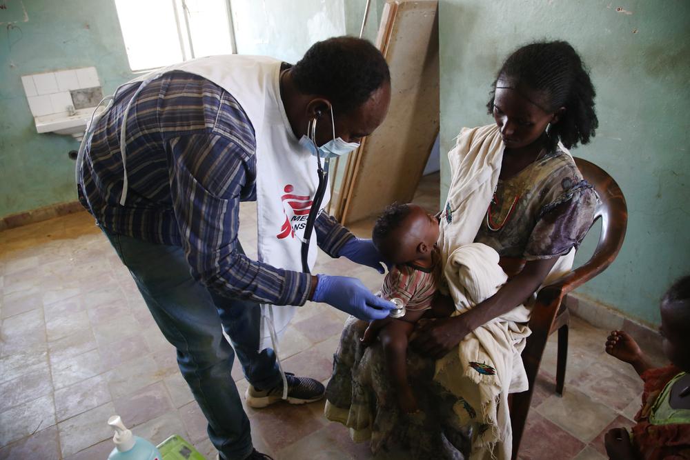 MSF medic examines a child during a mobile clinic in the village of Adiftaw, in the northern Ethiopian region of Tigray. Ethiopia, 2021. © Igor Barbero/MSF 
