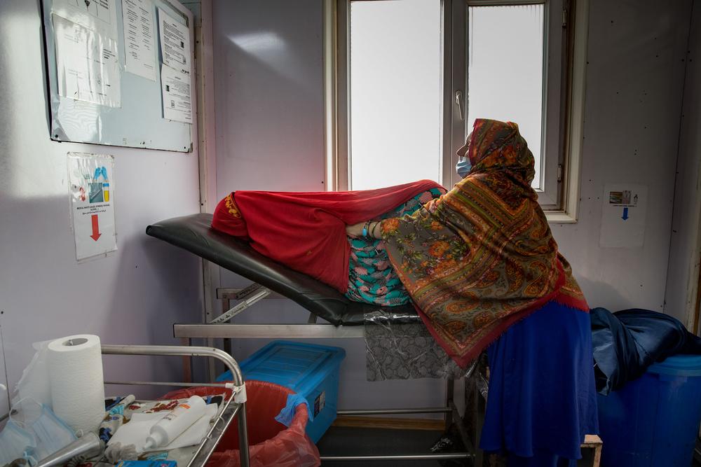 Am MSF Midwife cares for a pregnant woman in the inpatient department at the MSF Khost maternity hospital. 