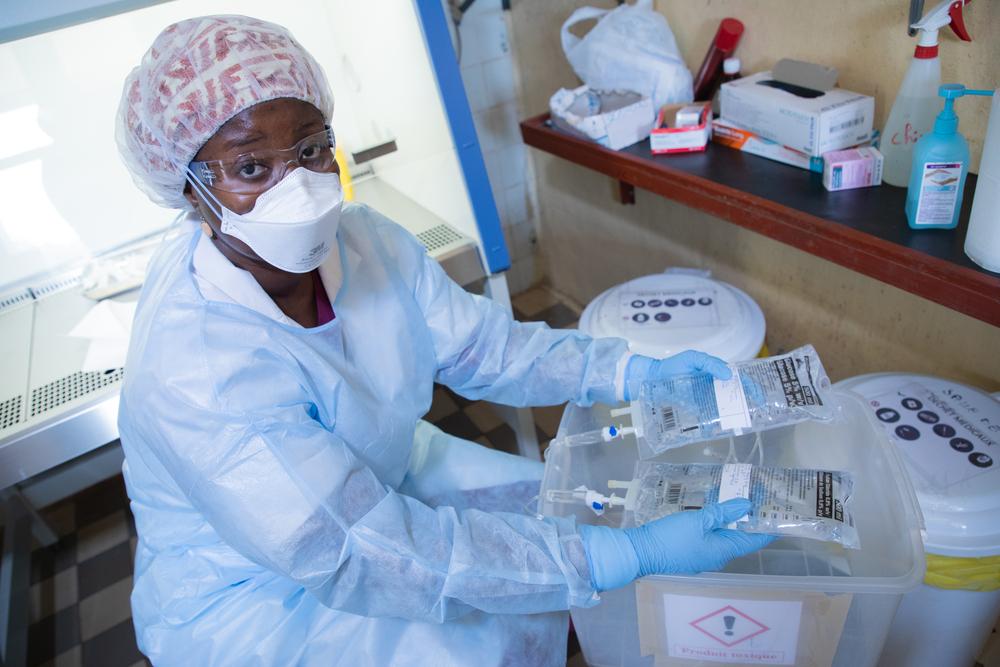 MSF nurse Zeinebou Tapa Danyoko prepares the drugs for a chemotherapy session at Point G University hospital.