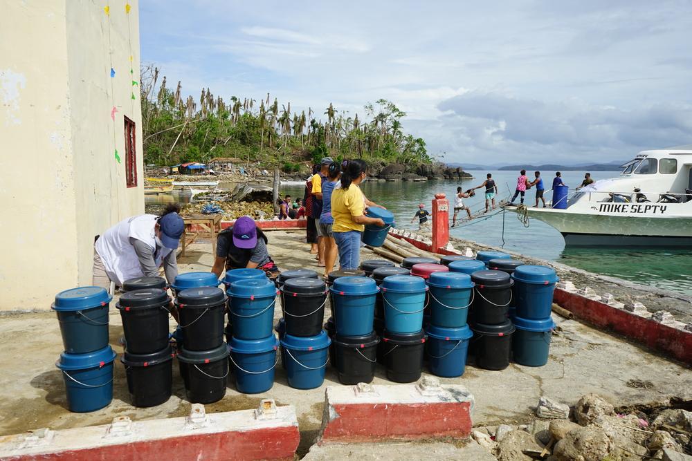 MSF distributed approximately 140 hygiene kits to the families of Barangay Catadman. To speed up the transportation of the kits from the boat, the villagers helped the crew and passed the buckets along a line. 
