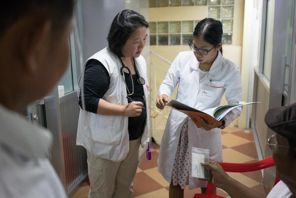 MSF Doctor Theresa Chan discusses a patient with MSF doctor Hang Vithuneat at the MSF Hepatitis C clinic at Preah Kossamak Hospital in Phnom Penh.