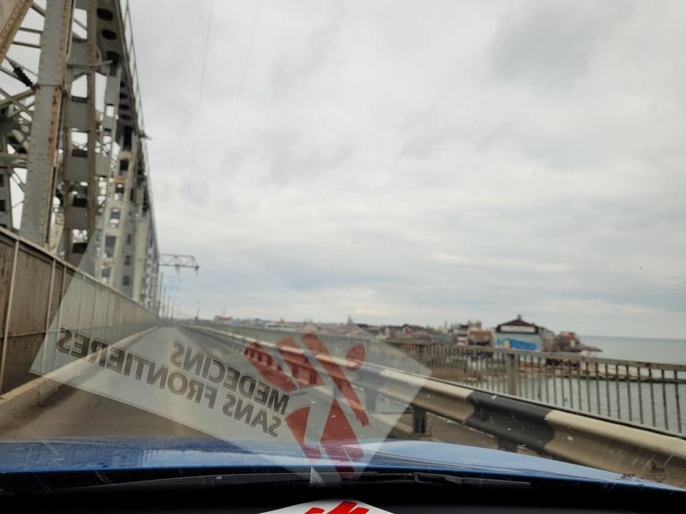 View of Odessa from a car driven by MSF staff. Ukraine, March 2022. © MSF