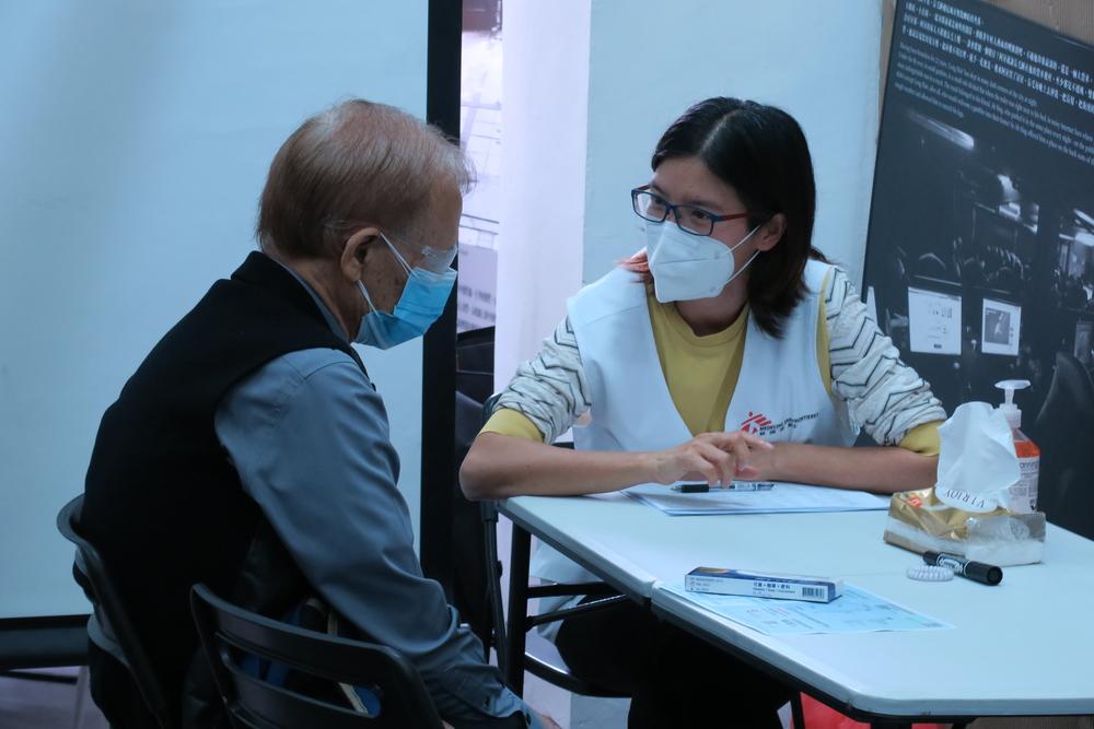 Dr Joyce Ching, MSF medical doctor, spent more than half an hour listening closely to a patient's worries and analysing his medical condition during a consultation at the MSF mobil vaccination clinic. 
