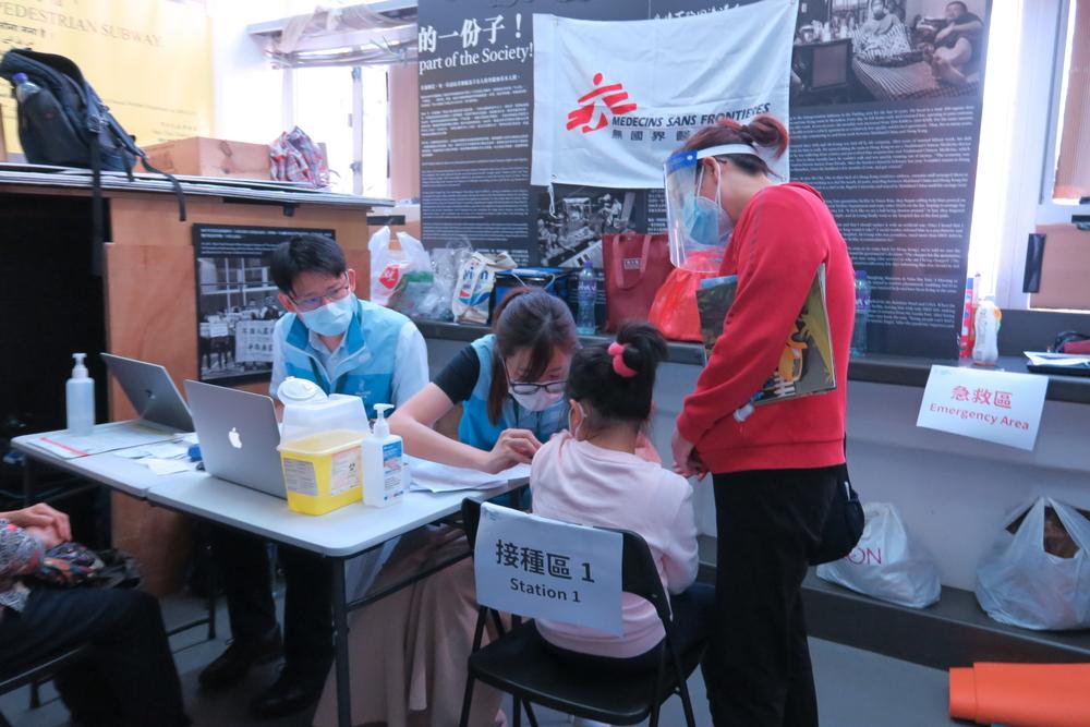 MSF collaborates with Society for Community Organisation (SoCO) and Shoebill Health Care to provide the mobile vaccination programme for the elderly and low-income families in Sham Shui Po.
