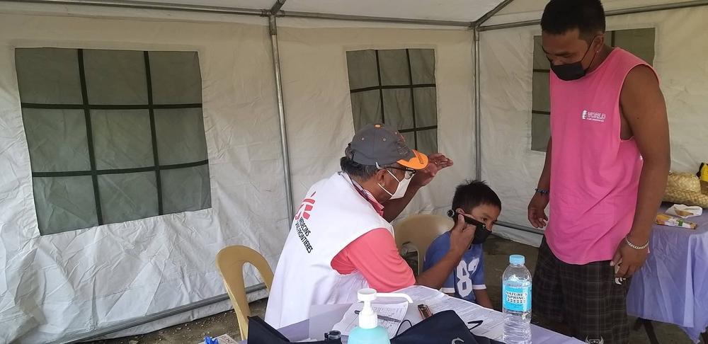 Dr. Raul Salvador seeing a patient during MSF mobile clinics around Dinagat Island Province. 