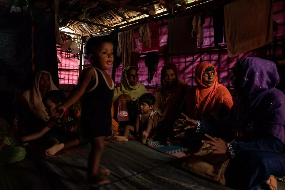 A health promotion session in progress for Rohingya women in the refugee camps in Cox’s Bazar.