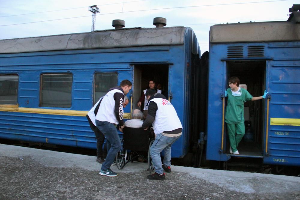 MSF’s third medical train referral in Ukraine: arrival in Lviv. On 6 & 7 April – 40 patients evacuated by train from Kramatorsk. One transferred in Kyiv and 39 transferred in Lviv. This follows after another evacuation the previous day of 17 patients from Kramatorsk to Dnipro.