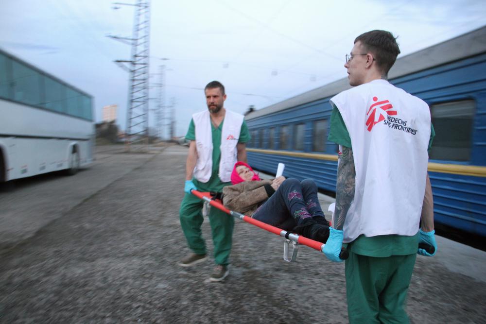 MSF’s third medical train referral in Ukraine: arrival in Lviv. Ukraine, 7 April 2022. © Maurizio Debanne/MSF 
