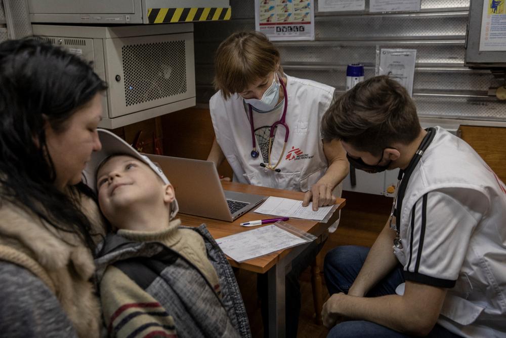 Elena, 35-years-old and her son Kirill, 6-years-old are examined by Kelly and Kirill. Kharkiv, Ukraine, April 11, 2022. © Adrienne Surprenant/MYOP 