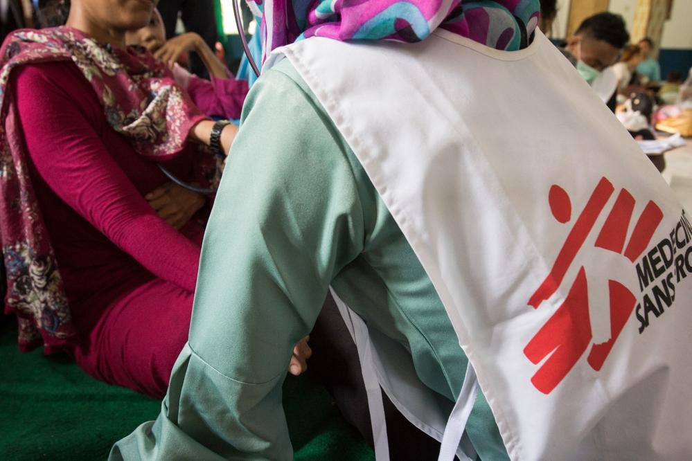 Tim mobile clinic MSF memeriksa tanda-tanda vital para penyintas di salah satu tempat pengungsian di Kampung Pambogoan, Desa Banyubiru, Kecamatan Labuan. Tim telah menemukan para penyintas yang menunjukkan gejala traumatis akibat tsunami. Selain memeriksa tanda-tanda vital dan melakukan pemeriksaan fisik, tim MSF memberikan layanan konseling.