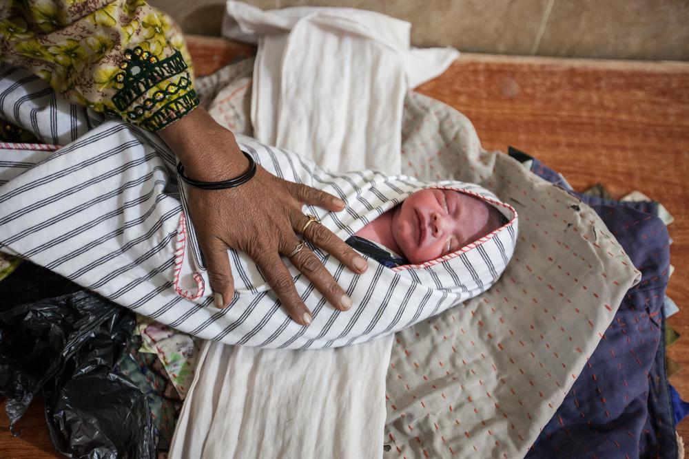 A newborn baby at an MSF facility in Dera Murad Jamali is swaddled by her grandmother before being taken home. Pakistan, 2018. © Khaula Jamil