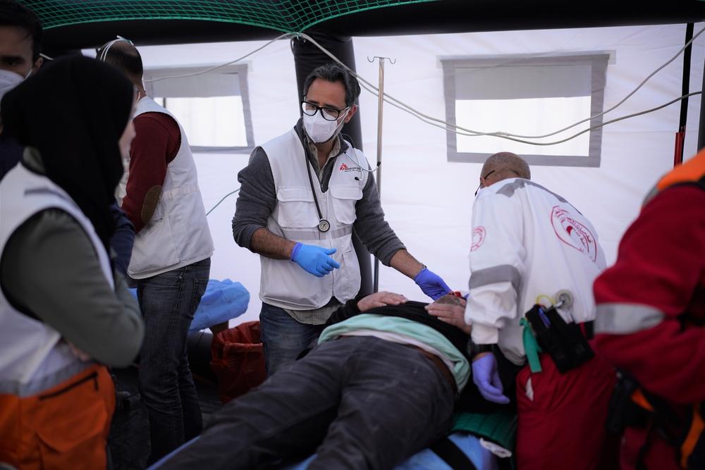 An MSF doctor assesses a patient in a trauma point in the Palestinian Red Crescent Society (PRCS) hospital in Jerusalem.