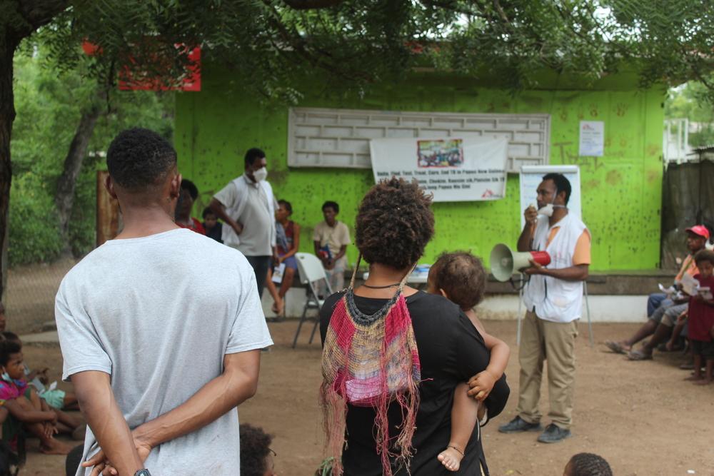 MSF outreach team discusses tuberculosis symptoms and prevention measures with the community at Morata Stage 1, in Port Moresby