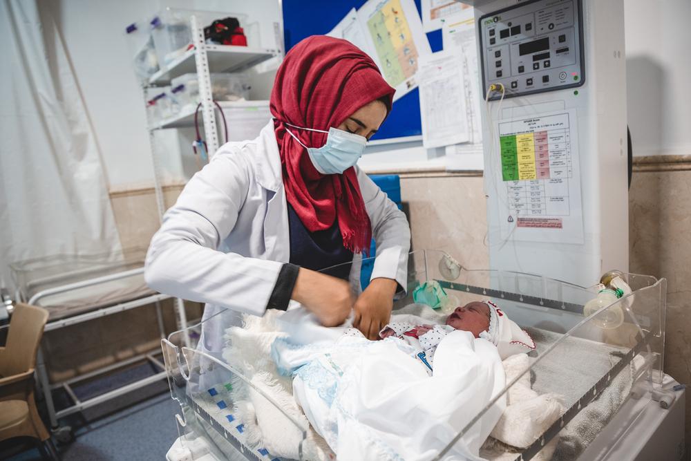 An MSF nurse is taking care of a newborn 