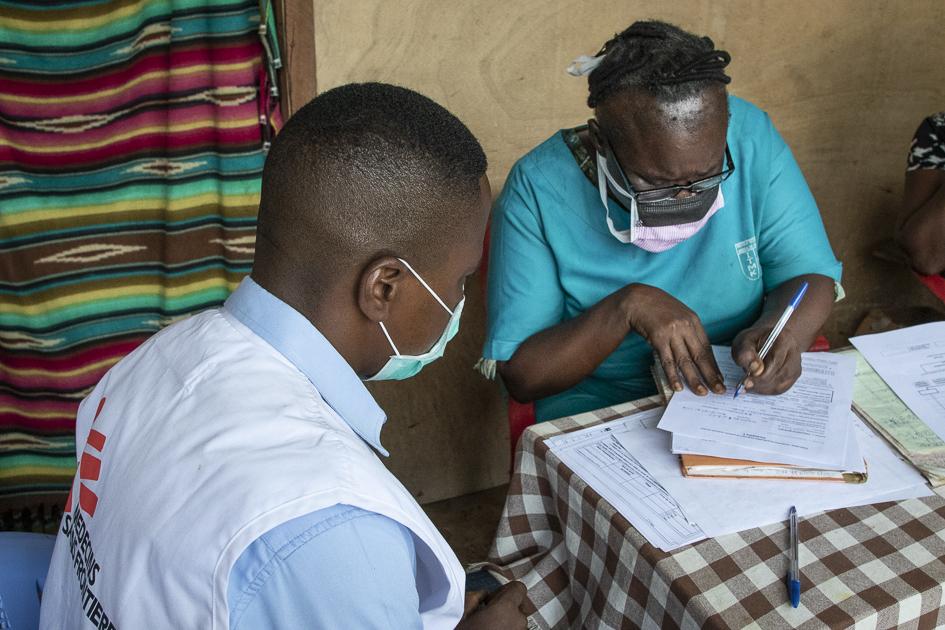 Epidemiologist Gaston Musemakweli trains Marguerite Bekayi Bonpango, supervising nurse at the "Le Temps du Soir" health centre in Mbandaka. Democratic Republic of Congo, 27 October, 2020 © Caroline Thirion/MSF