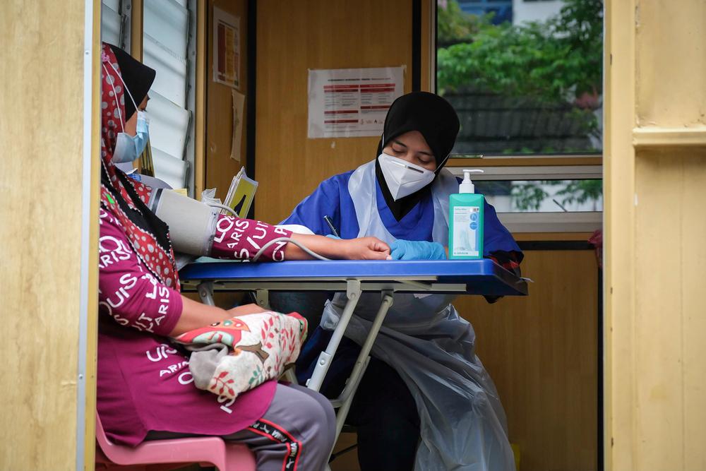 Doctors Without Borders’ triage nurse, Izyan, examines a patient.