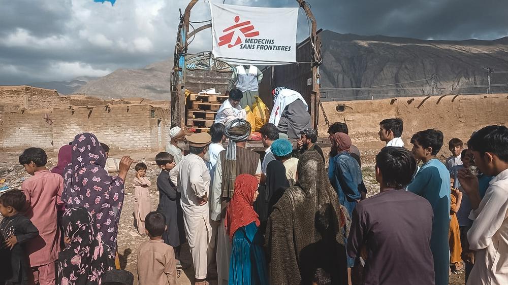 MSF is distributing the relief items (soaps, jerry cans, mosquito nets) in the outskirts of Quetta, Balochistan, Pakistan. © MSF