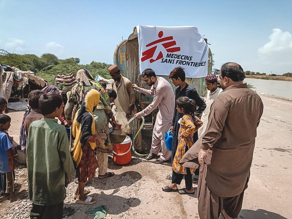 In the flood-hit area of Dera Murad Jamali, MSF teams provide clean drinking water to the displaced people. © MSF 