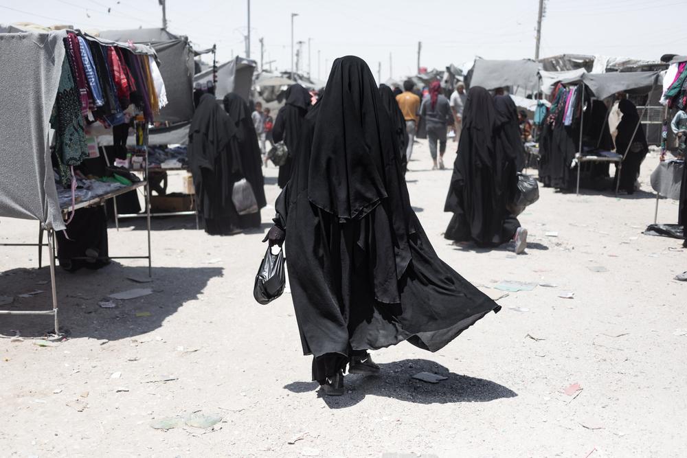 A woman in the market of the Al Hol camp in northeastern Syria, where families affiliated with the Islamic State are gathered in difficult living conditions. Syria, 2022. © Florent Vergnes 