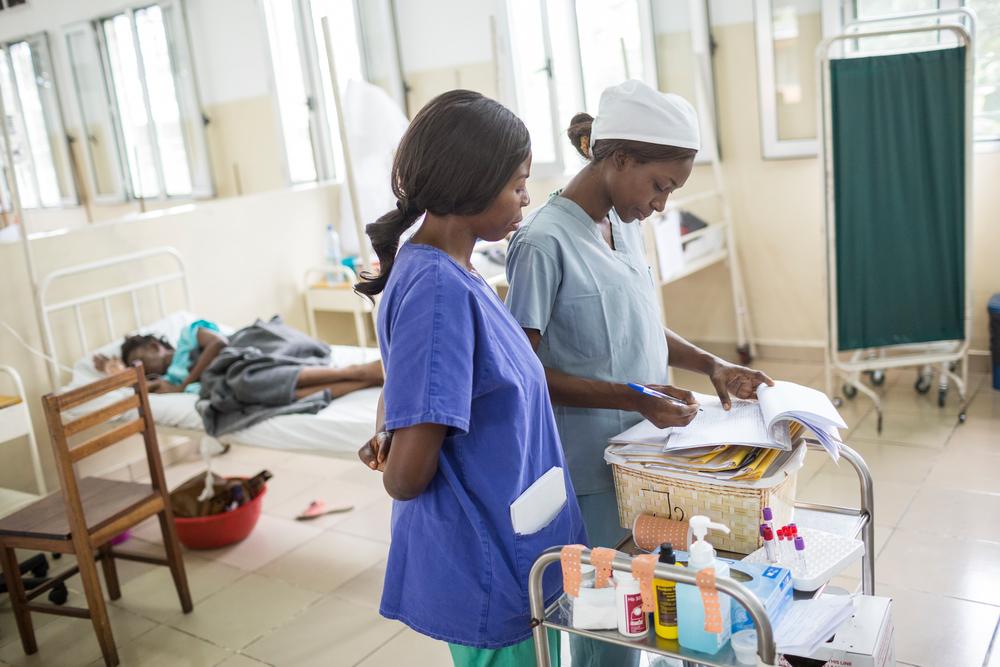  An intern at MSF’s Kabinda Hospital Centre for advanced HIV, Kinshasa, 2017.  DR Congo, 2017. © Kris Pannecoucke