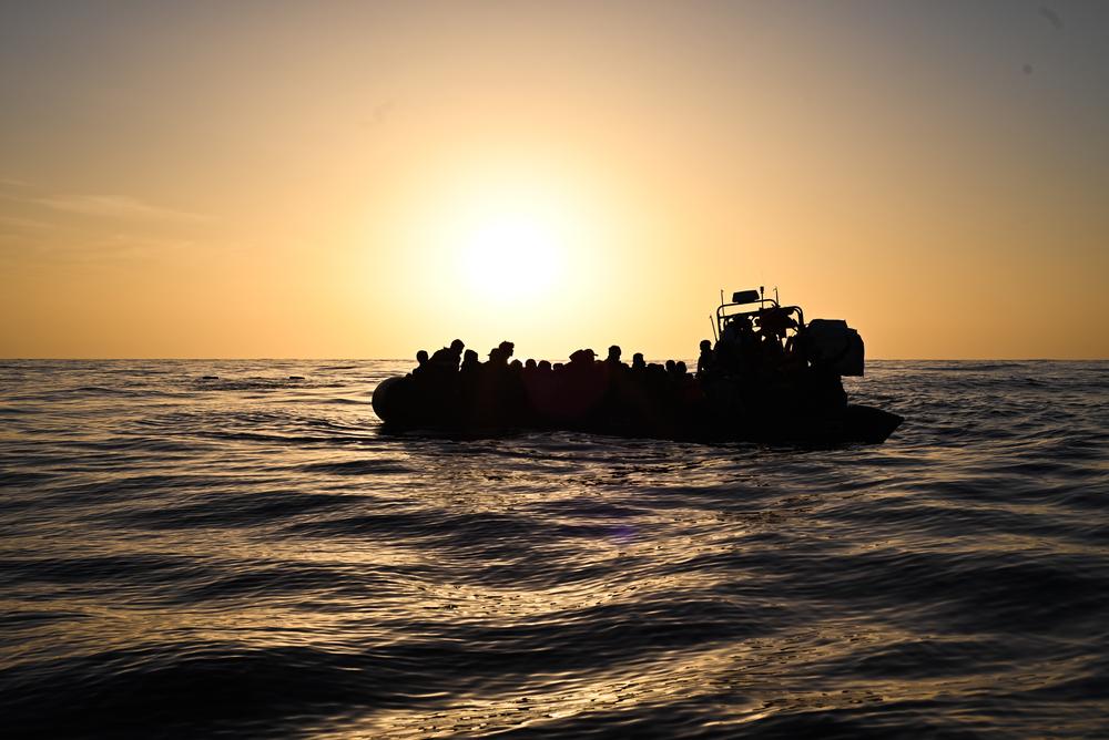 On December 4, at nightfall, the MSF team conducted the first rescue of rotation 20. 74 people were on board of an overcrowded rubber boat in distress in international waters off the Libyan coast.