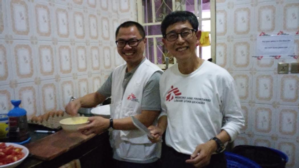 Vincent (right), Doctors Without Borders’field worker, assisted his colleague from China to cook eight dishes and celebrated Chinese New Year 