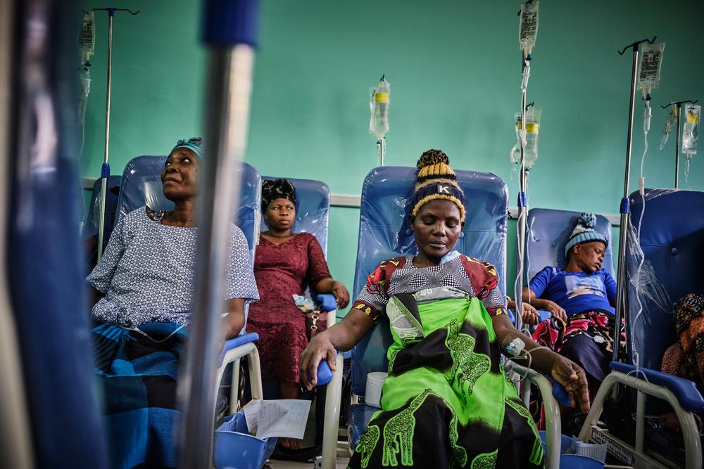 Patient during chemotherapy session at Queen's Elizabeth Central Hospital. Malawi, December 2022. © Diego Menjibar