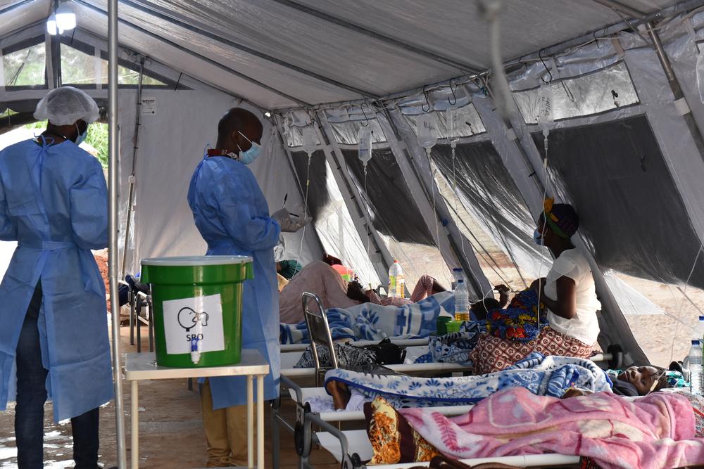 A medical staff is checking the condition of a cholera patient. Mozambique, 2023. © MSF 
