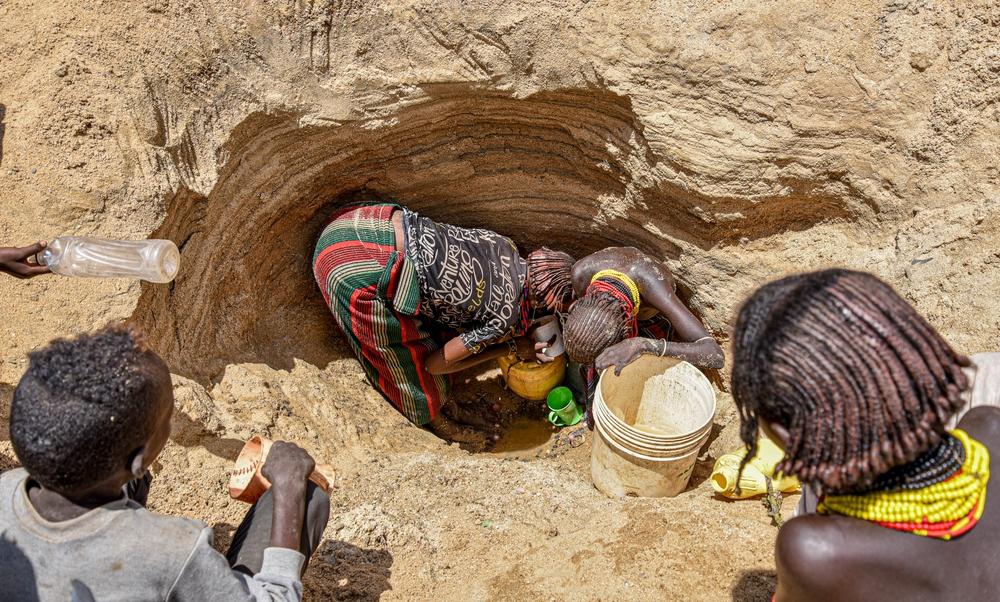Women fetch water in one of the shallow wells along a dry river bed in Illeret. Kenya, 2022. © MSF/Lucy Makori