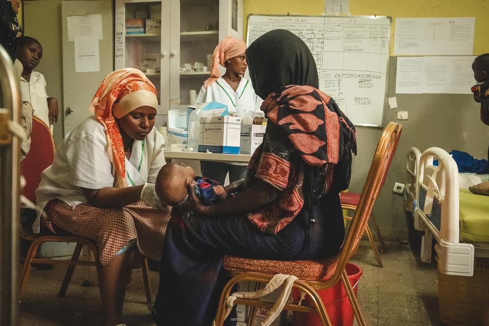 MOH staff at the hospital measuring the mid-upper arm circumference of a child during a malnutrition screening at the inpatient therapeutic feeding centre in(ITFC) in Dupti hospital, Afar region. Ethiopia, 2022. © Njiiri Karago/MSF