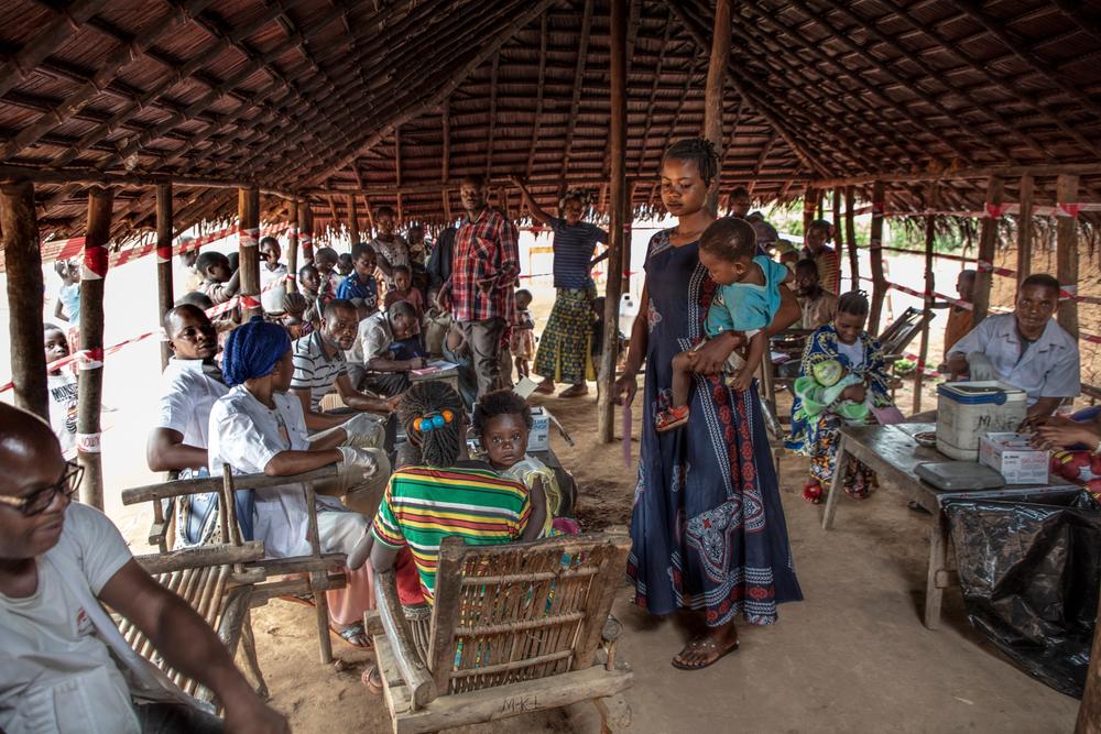 An vaccination point set up by Doctors Without Borders in the Bangabola health zone. Democratic Republic of Congo, 2022. © Pacom Bagula/MSF